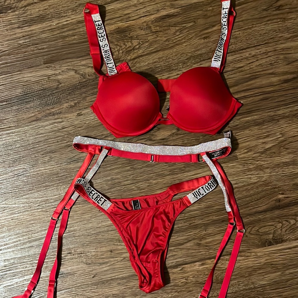 🆕VS COMPLETE SET OF BRA,thongs, garter belt red with Swarovski crystals❤️‍🔥